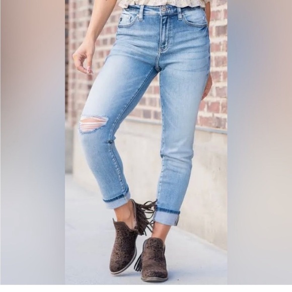 Kancan Jeans. Clanton Distressed High Rise Mom Fit Jeans. Waist Size 27. - Picture 1 of 15
